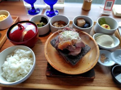 ちょうつがいでランチ