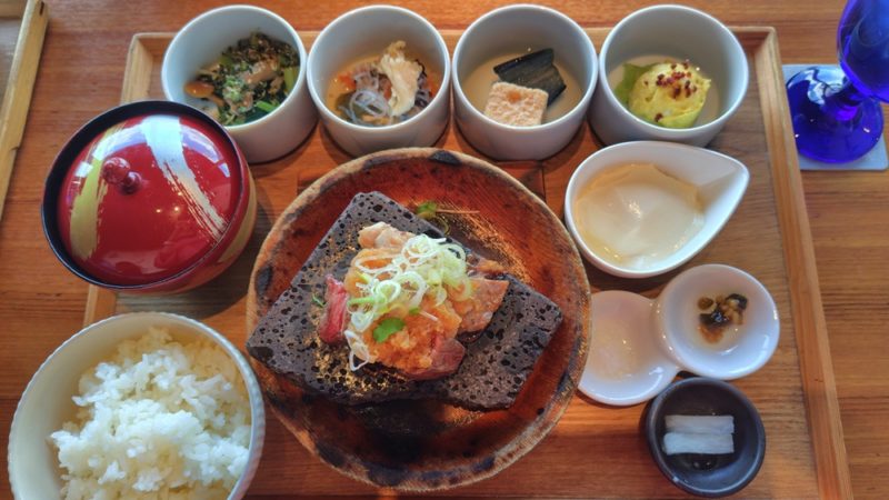 一汁六菜付!黒牛と認定山形豚の富士溶岩ステーキランチ