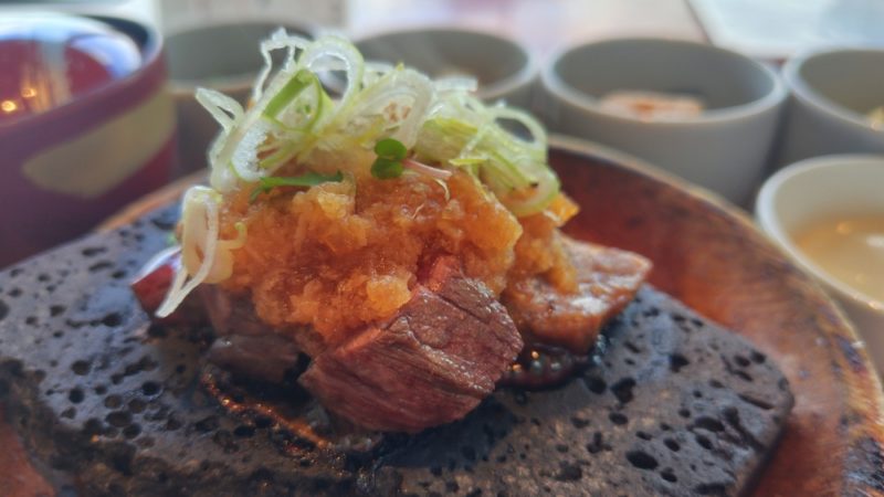 一汁六菜付!黒牛と認定山形豚の富士溶岩ステーキランチ